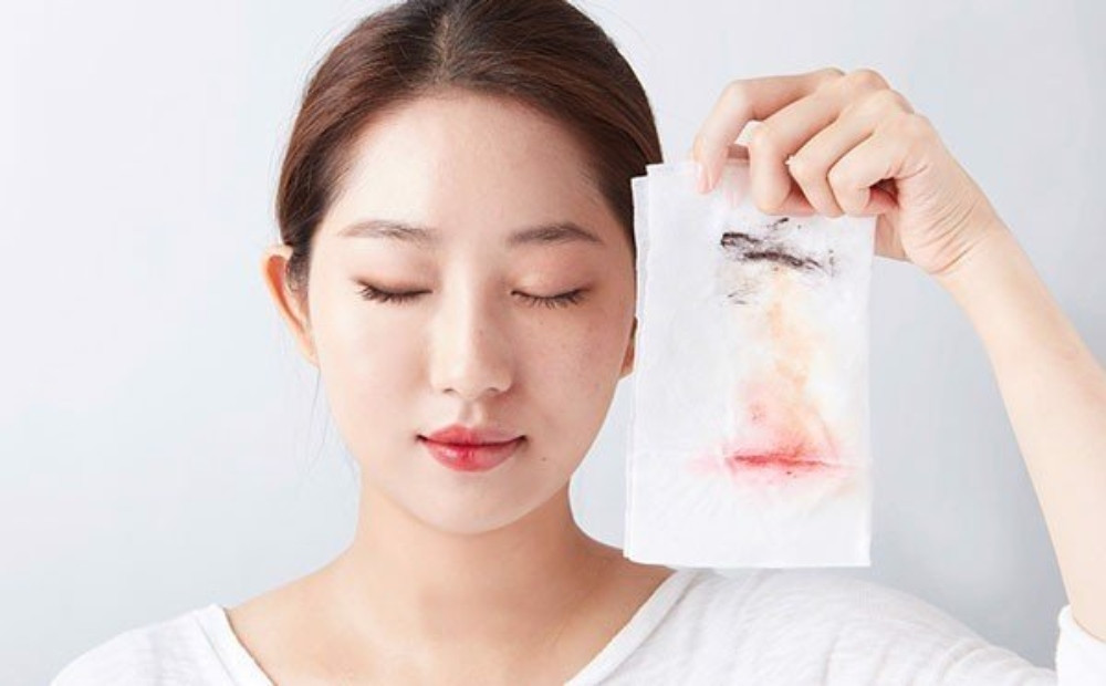 Tẩy trang vào buổi tối để loại bỏ bã nhờn, vi khuẩn và lớp kem chống nắng tích tụ trên da