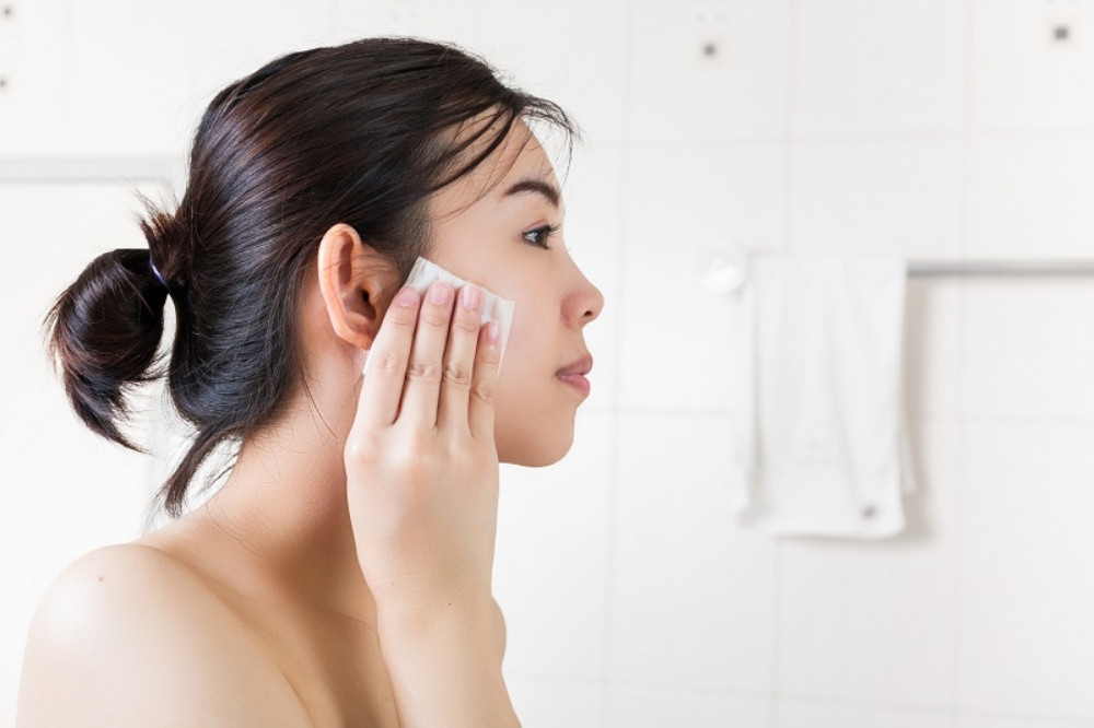 Tẩy trang vào cuối ngày giúp loại bỏ hoàn toàn bụi bẩn và lớp trang điểm