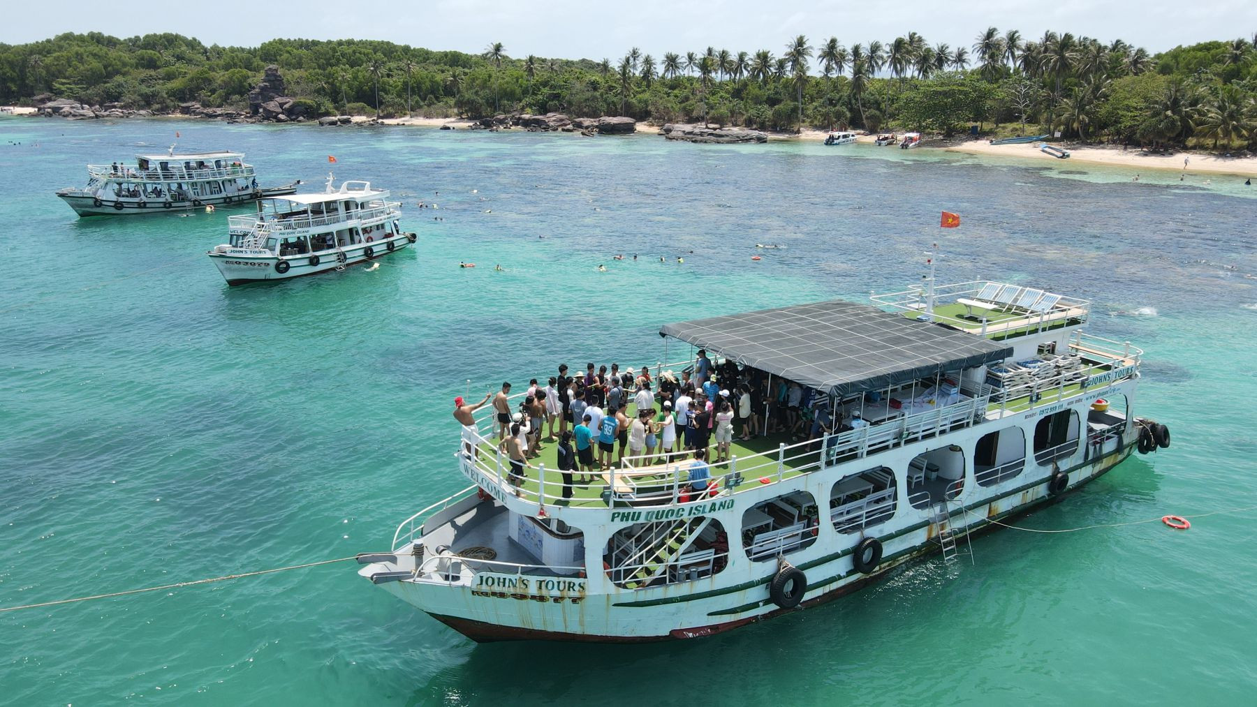 Team building from the boat to May Rut Trong island