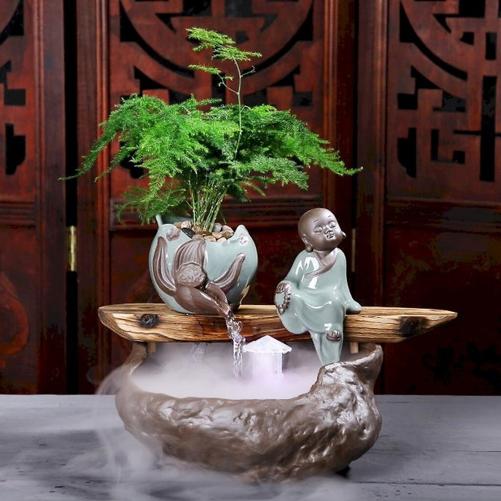 Thác nước phong thủy chùa tiêu bên suối mang đến không gian thêm nhã nhặn và tươi mát