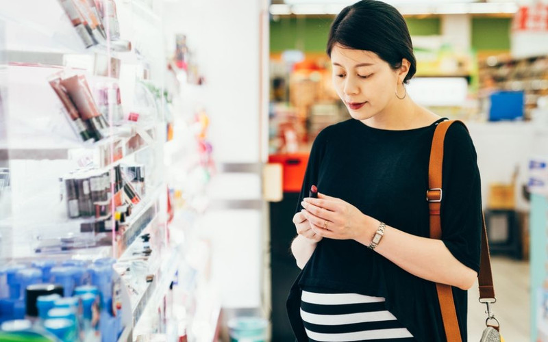 Tham khảo đánh giá từ chuyên gia và người tiêu dùng trước khi mua son cho bà bầu