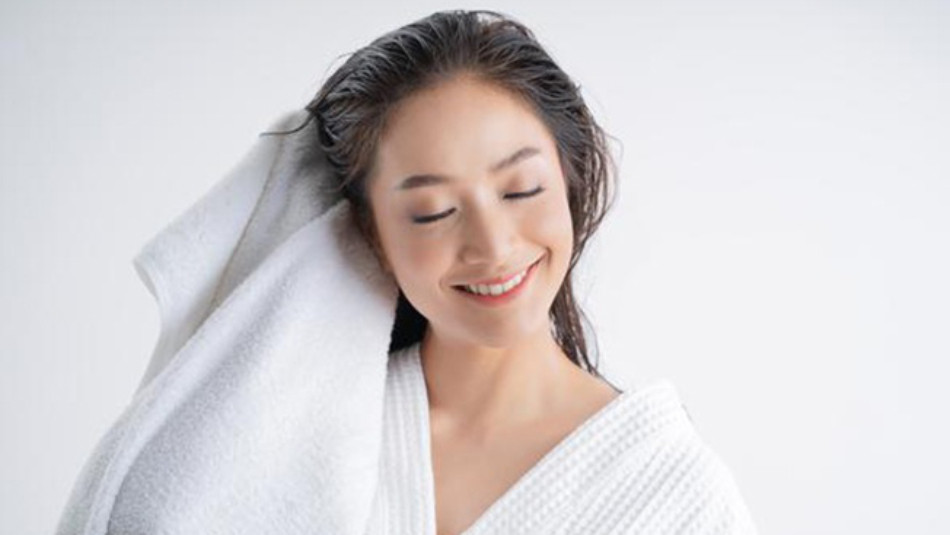 Thấm khô tóc bằng khăn mềm
