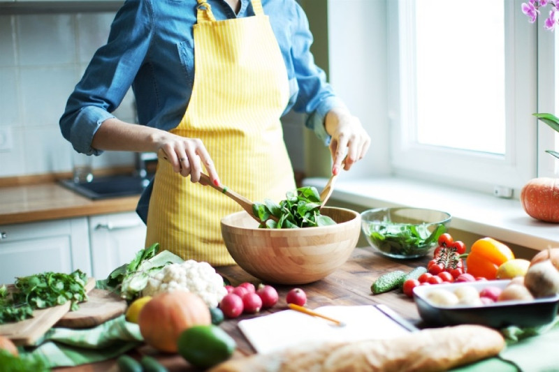 Thay đổi chế độ ăn uống với rau xanh và trái cây