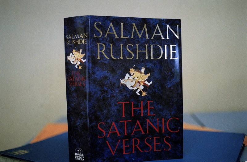 “The Satanic Verses” của Salman Rushdie
