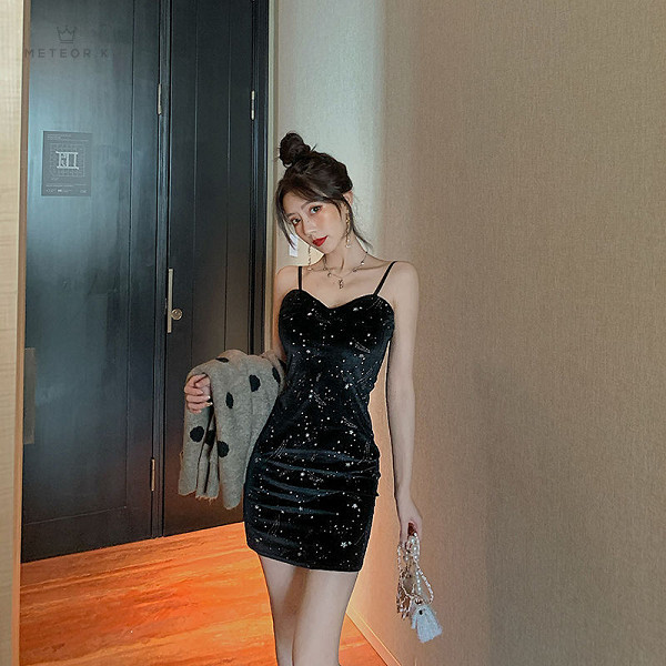 Thiết kế nữ tính với lụa và kim tuyến