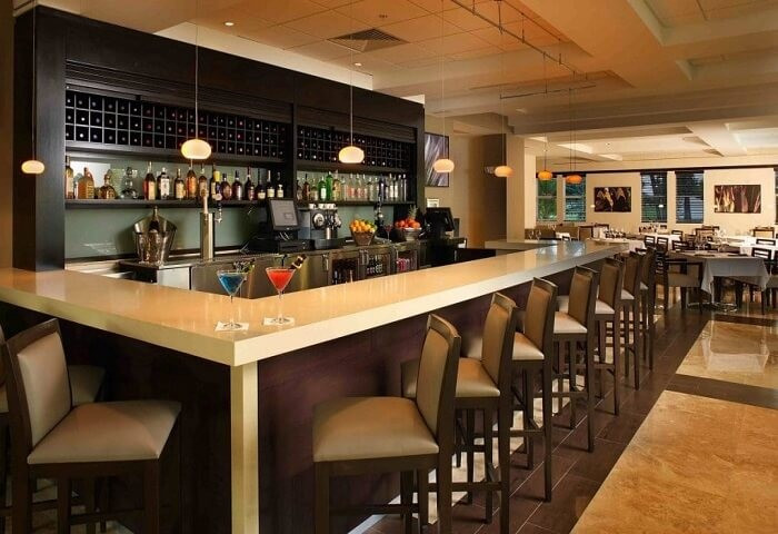 Thiết kế quầy bar dáng chữ U nổi bật cho không gian nhà hàng