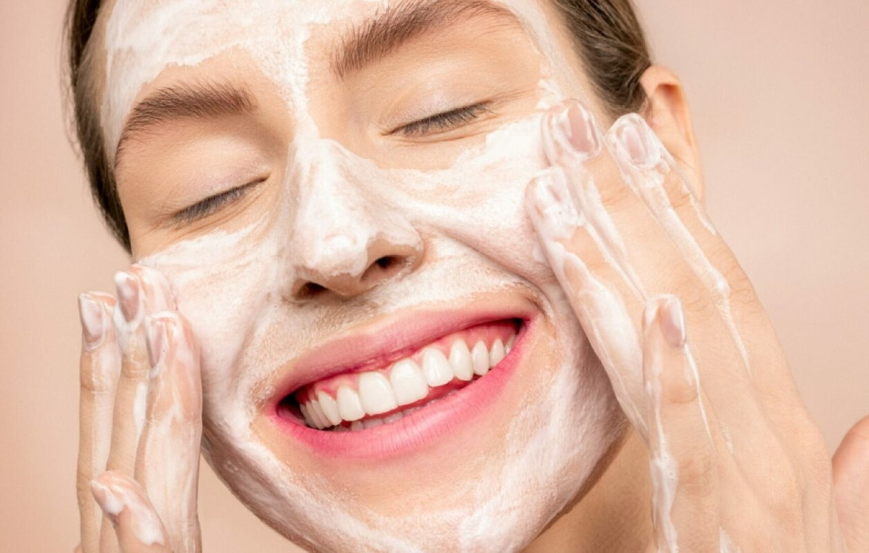 Thoa bọt rửa mặt lên da và massage nhẹ nhàng