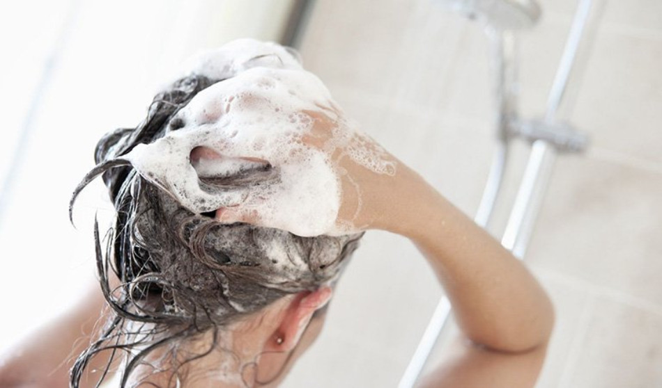 Thoa Dầu Gội Lên Tóc Và Massage Nhẹ Nhàng