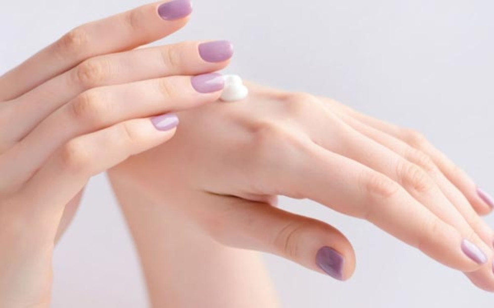 Thoa kem dưỡng ẩm là bước quan trọng nhất trong quá trình chăm sóc da tay