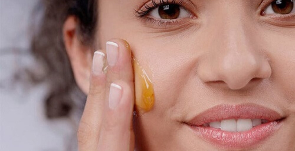 Thoa trực tiếp mật ong lên da để điều trị mụn thâm