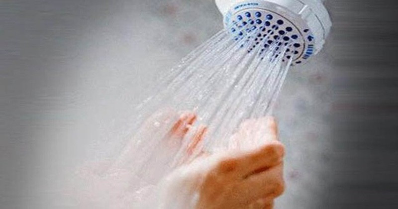 Thói quen tắm và rửa mặt bằng nước nóng khiến da dễ bị khô tróc trong mùa đông