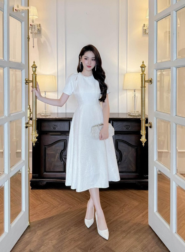 Thời trang dự tiệc màu trắng đơn giản