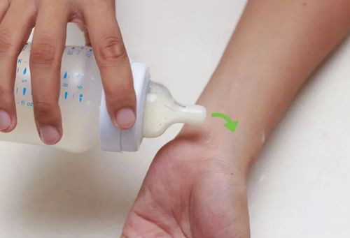 Thử độ ấm của sữa