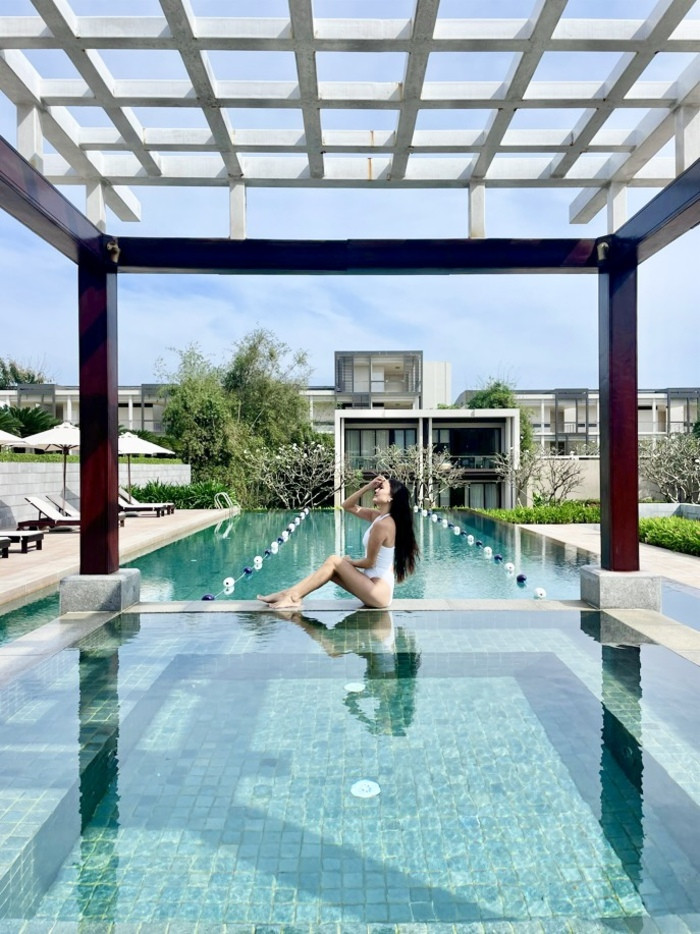 Thư giãn tại bể bơi tại resort gần bãi biển Non Nước