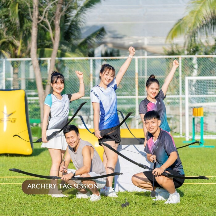 Thư giãn tại khu vực bể bơi