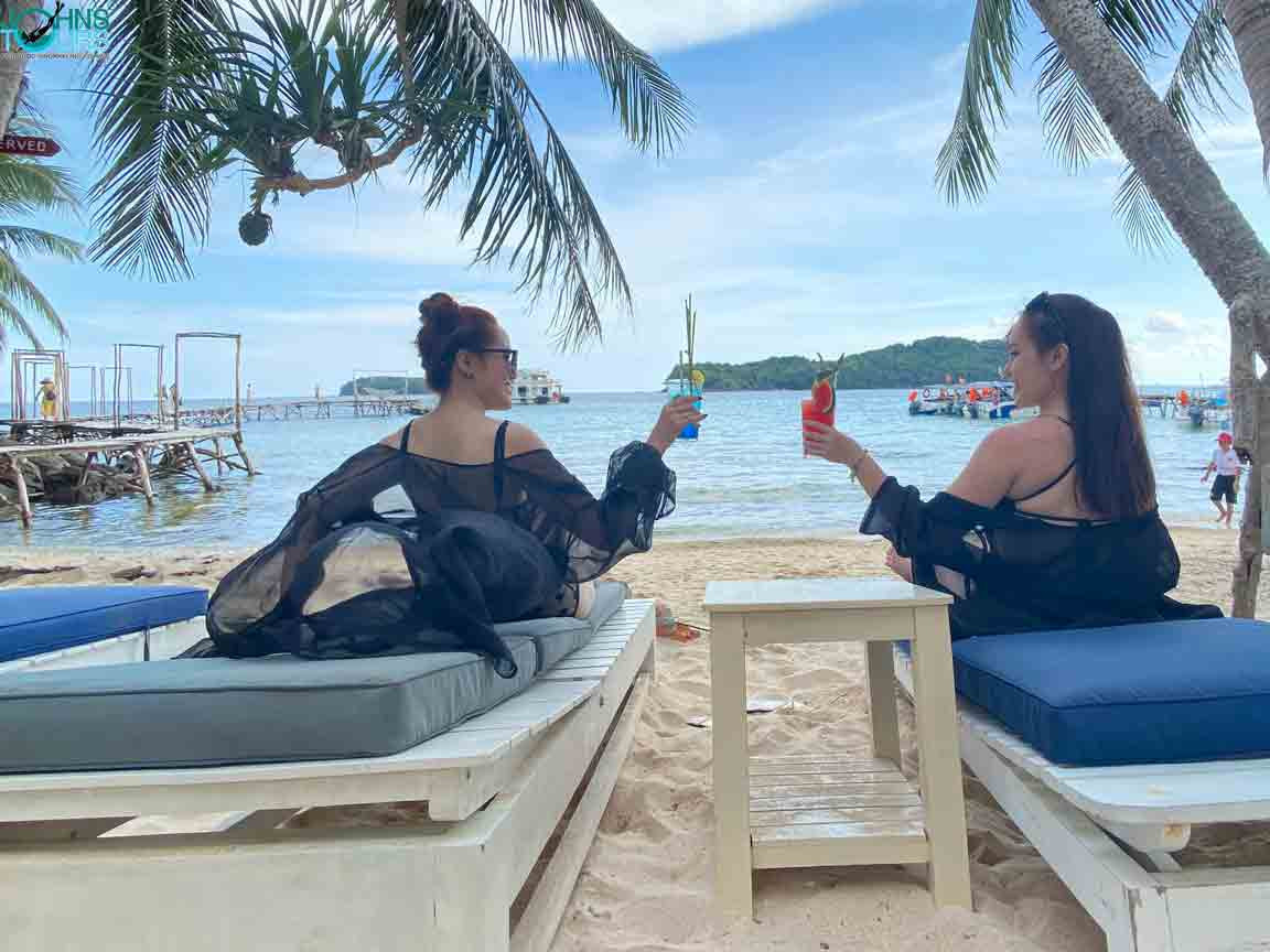 Thư giãn và nhấm nháp thức uống yêu thích trên bãi biển tuyệt đẹp