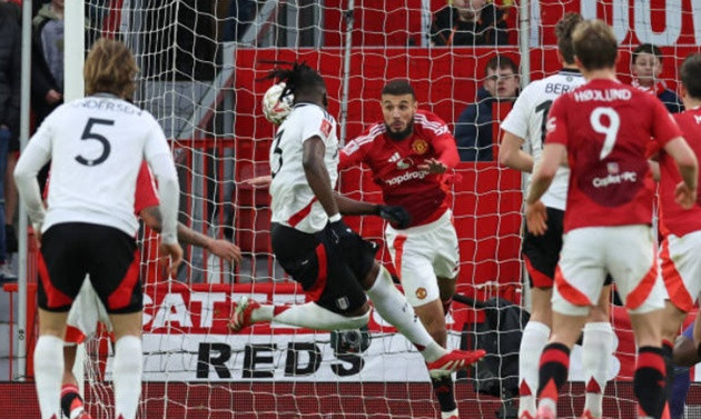 Man Utd 1-1 Fulham (pen 3-4): Zirkzee lại là tội đồ; M.U thành cựu vương