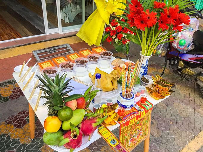 Thực hiện lễ cúng một cách trang trọng