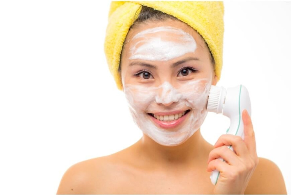 Thực hiện rửa mặt bằng sữa rửa mặt đều đặn 2 lần vào buổi sáng và buổi tối