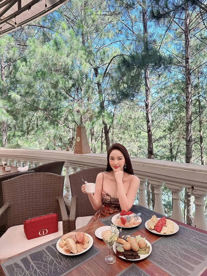 thưởng thức bữa ăn hấp dẫn ở khách sạn gần hồ Tuyền Lâm Đà Lạt