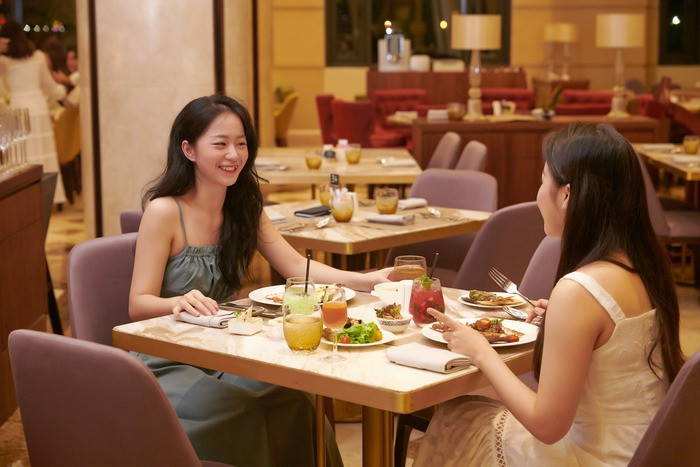 Thưởng thức các món ăn hấp dẫn ở nhà hàng resort gần bãi biển Non Nước