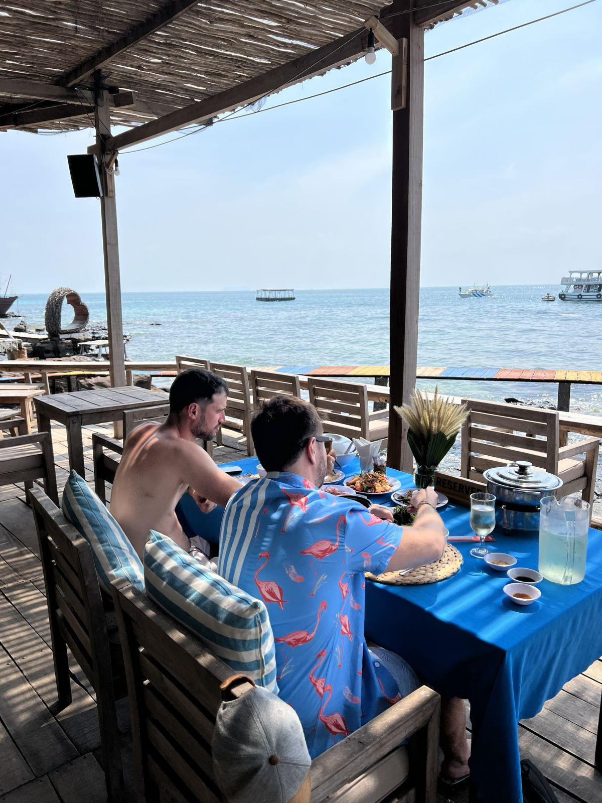 Thưởng thức các món ăn ngon tại nhà hàng ven biển.