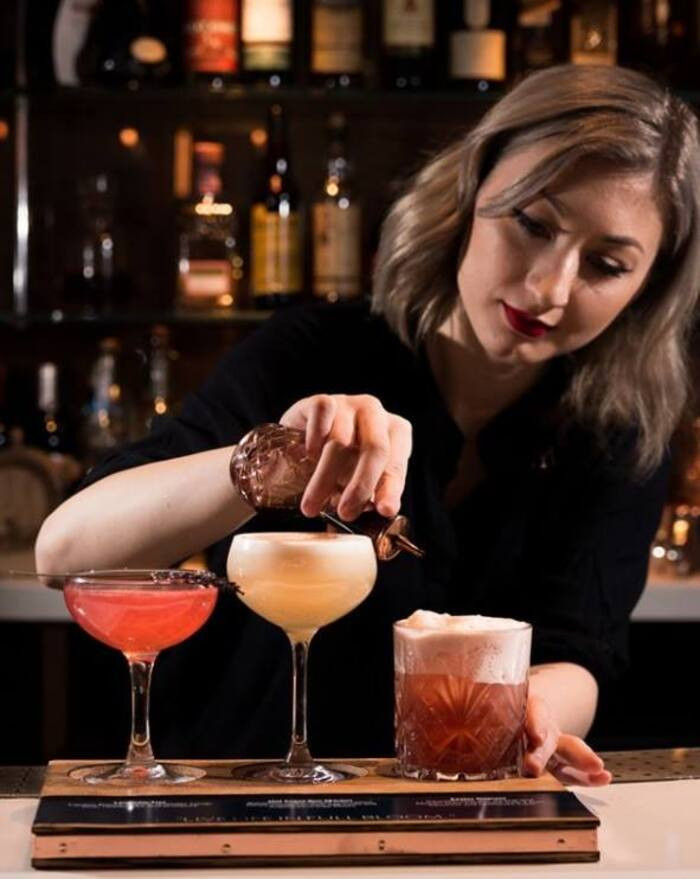 Thưởng thức cocktail tại May Fair Bar
