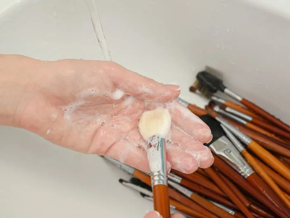 Thường xuyên vệ sinh chân gối và dụng cụ trang điểm