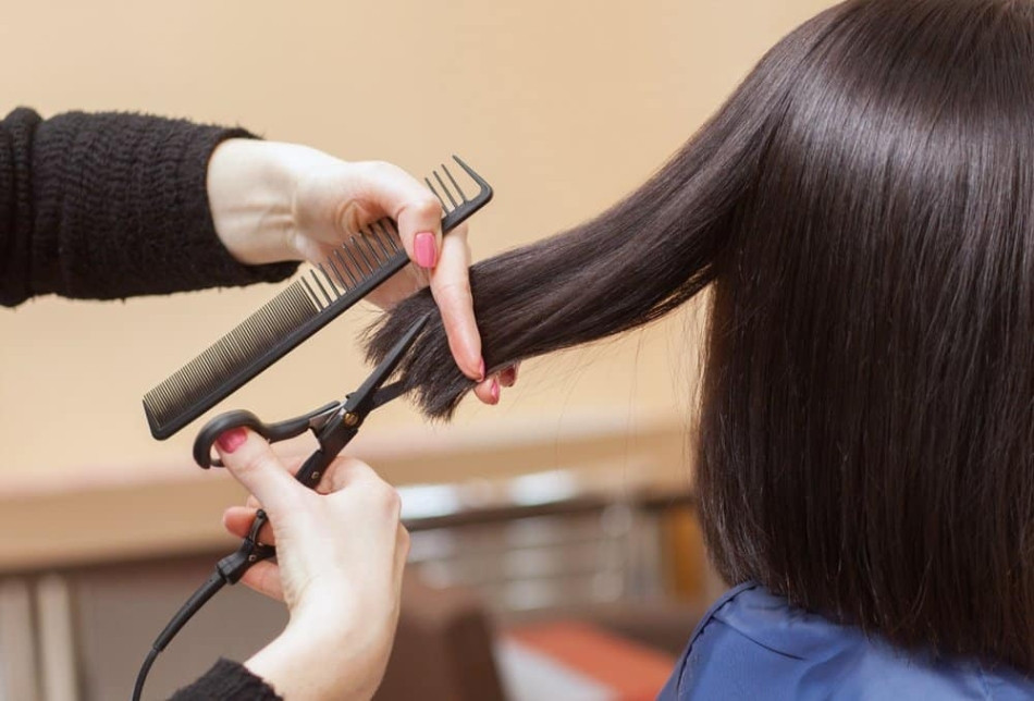 Tỉa phần tóc duỗi bị hư tổn định kỳ