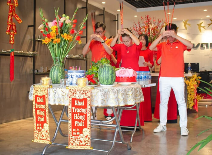 Tiến hành cúng khai trương