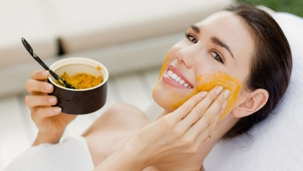 Tinh bột nghệ có công dụng nhanh làm liền sẹo, phục hồi làn da bị nám sạm
