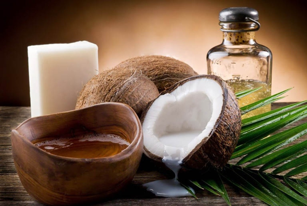 Tinh dầu dừa giúp dưỡng ẩm sâu cho da, làm mềm mịn và tái tạo tế bào da.