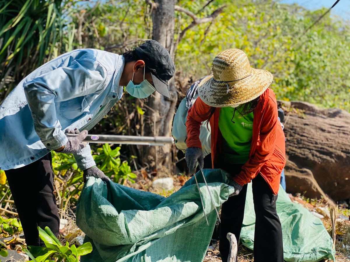 Tình nguyện viên dọn dẹp rác tại đảo Gam Ghi