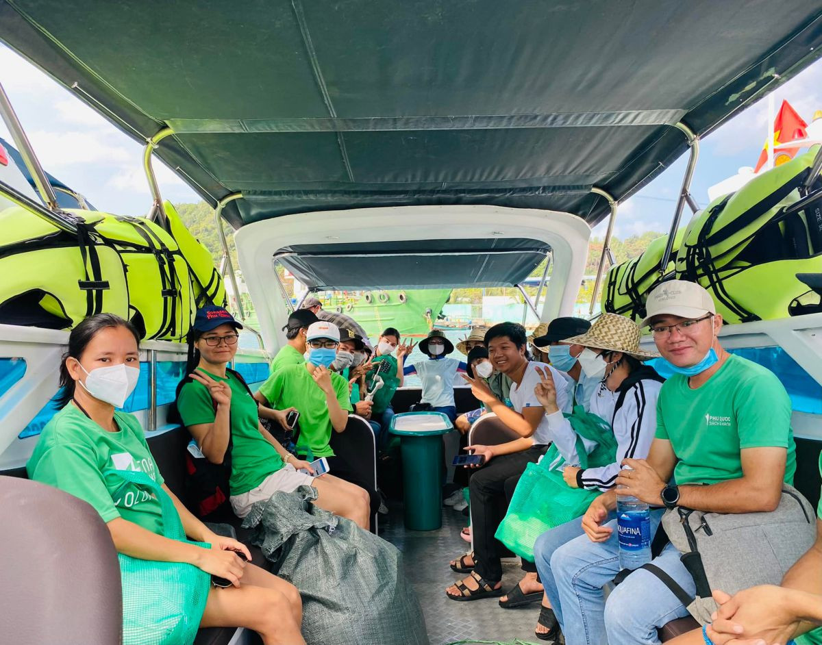 Tình nguyện viên Phú Quốc Sạch Và Xanh trên tàu của John