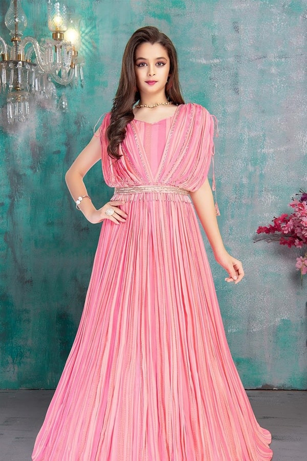 Tỏa sáng rạng rỡ trong chiếc đầm dạ hội dáng xòe