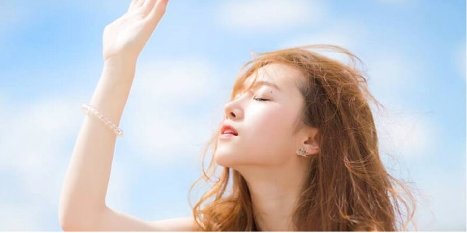 Tóc mái bị tác động khi ra ngoài
