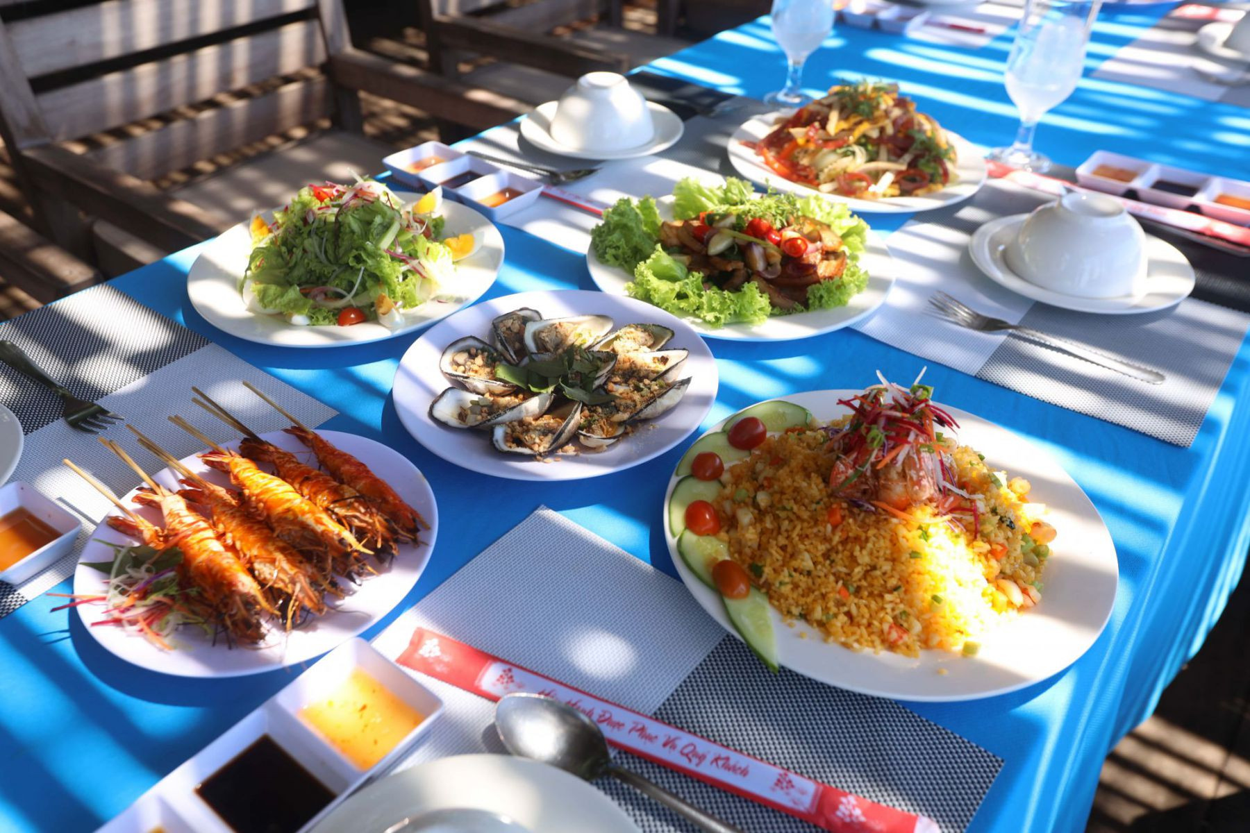Top island dining experiences.