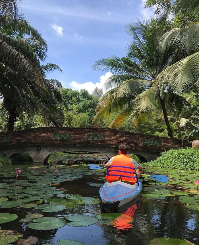 Trải nghiệm chèo thuyền kayak tại Hồ Tràm Beach Boutique Resort