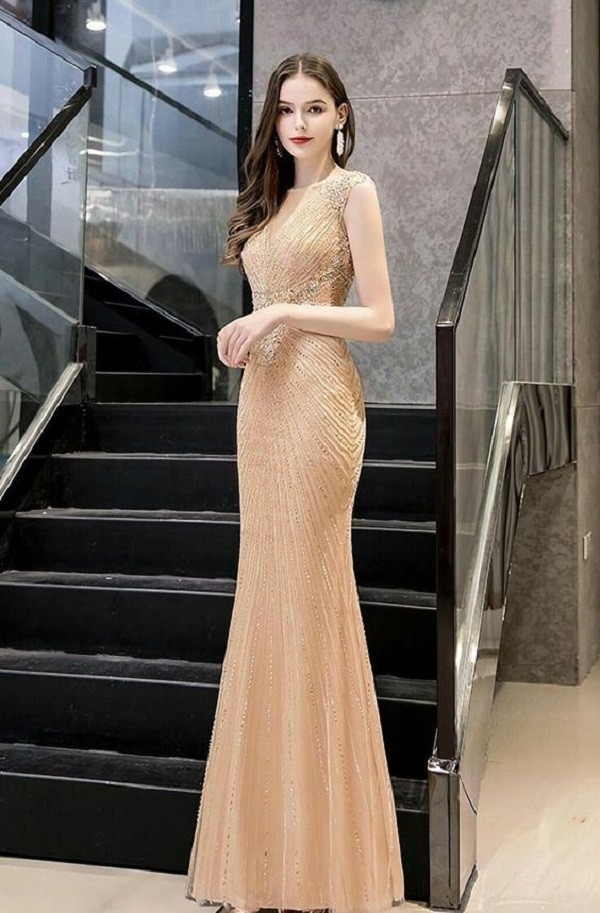 Trang phục vàng ánh kim cho buổi tối
