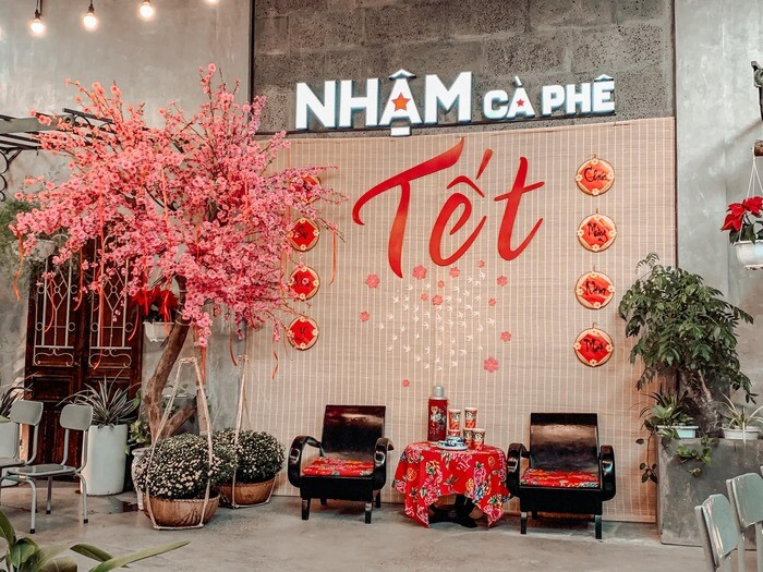 Trang trí quán cafe vào dịp lễ tết là cách thu hút khách đến quán cafe