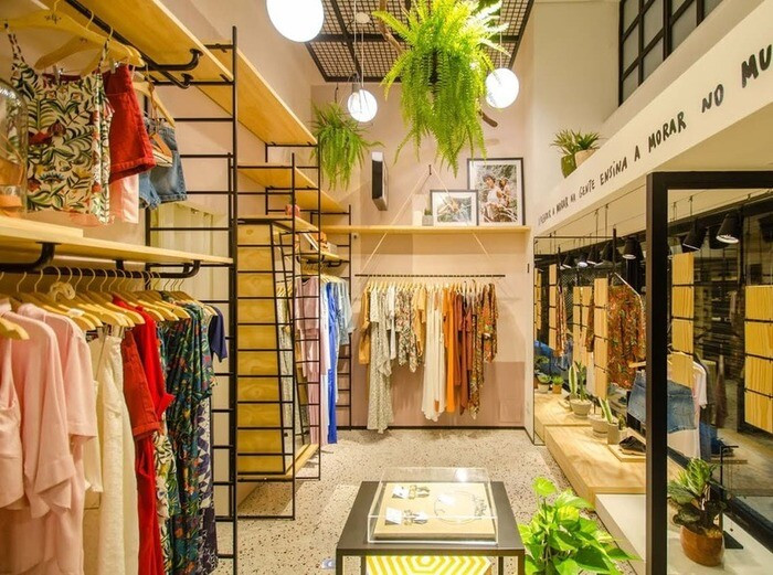 Trang trí shop quần áo với cây xanh