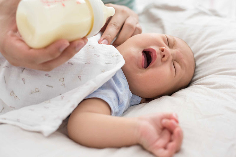 Mẹ cần ghi nhớ những lưu ý quan trọng này khi bé bị sặc sữa