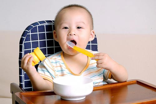 Bé không biết nhai: lỗi lớn do cha mẹ!