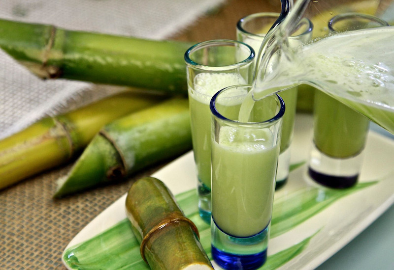 Trẻ em uống nước mía