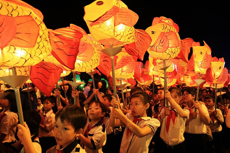 Trẻ em vui chơi trong đêm Trung Thu