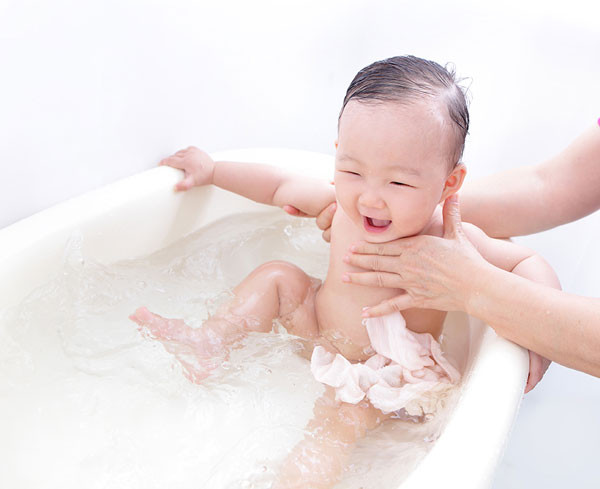 Mẹ tuyệt đối không nên tắm cho bé vào 9 thời điểm này