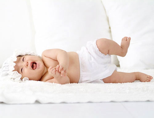 8 hành động kỳ lạ của trẻ sơ sinh khiến mẹ bối rối