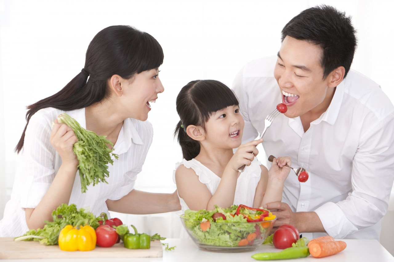 Tập cho bé thói quen ăn rau thật đơn giản