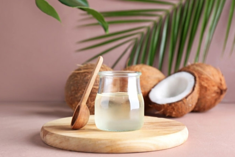 Trị nám gò má bằng dầu dừa tại nhà