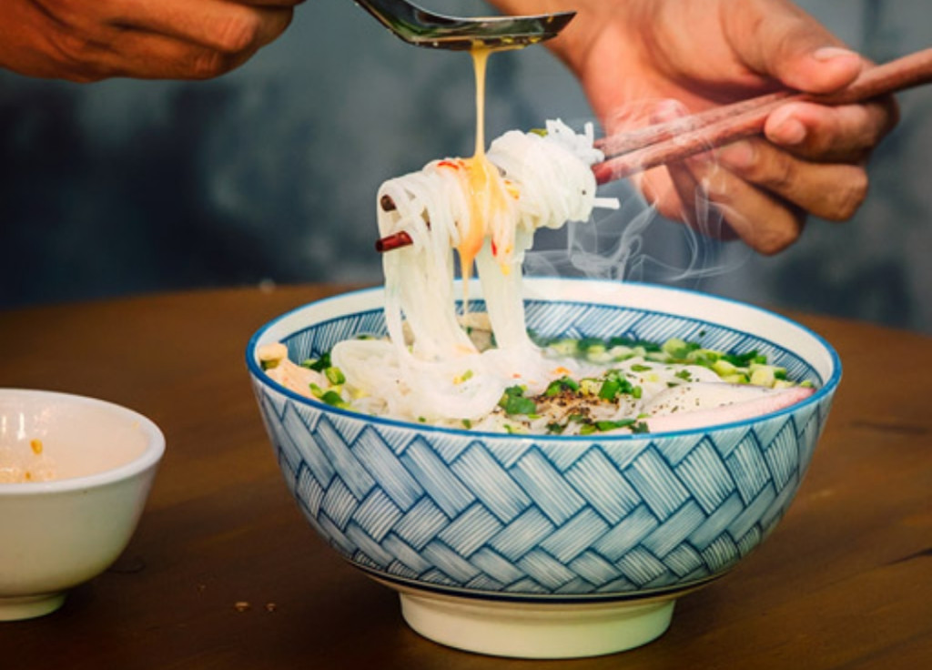 Trong khi thưởng thức bún Quậy, hãy cho nước chấm lên bún và hải sản